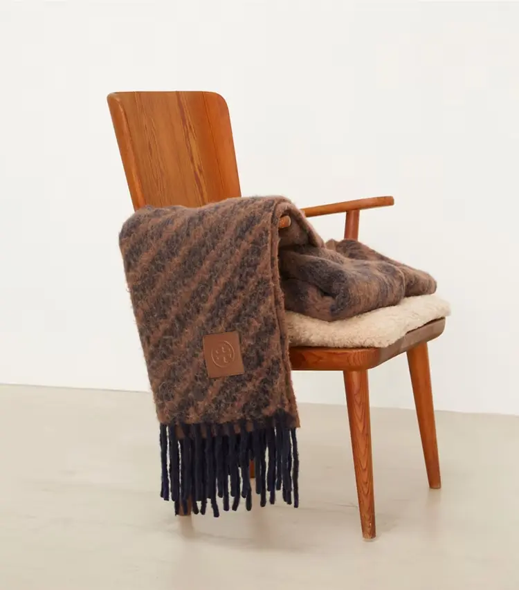 Logo Stripe BouclÉ Blanket - Image 4
